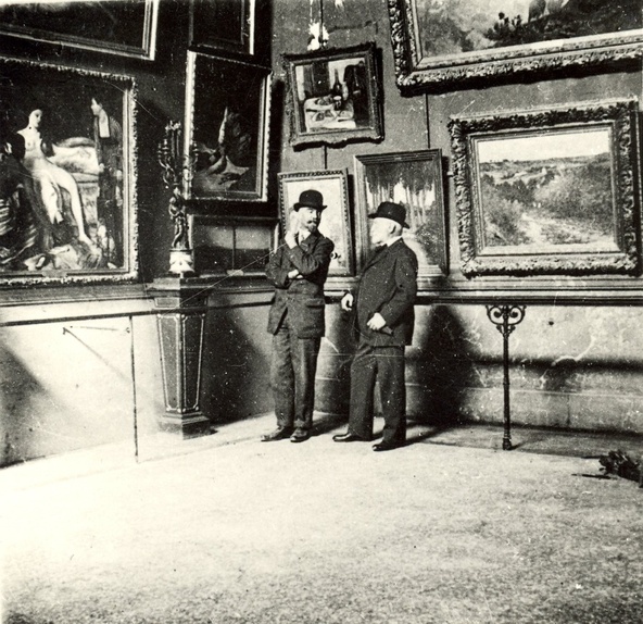 Anonyme-André Joubin et Marc Bazille devant la nouvelle présentation des tableaux de Frédéric Bazille au musée Fabre.