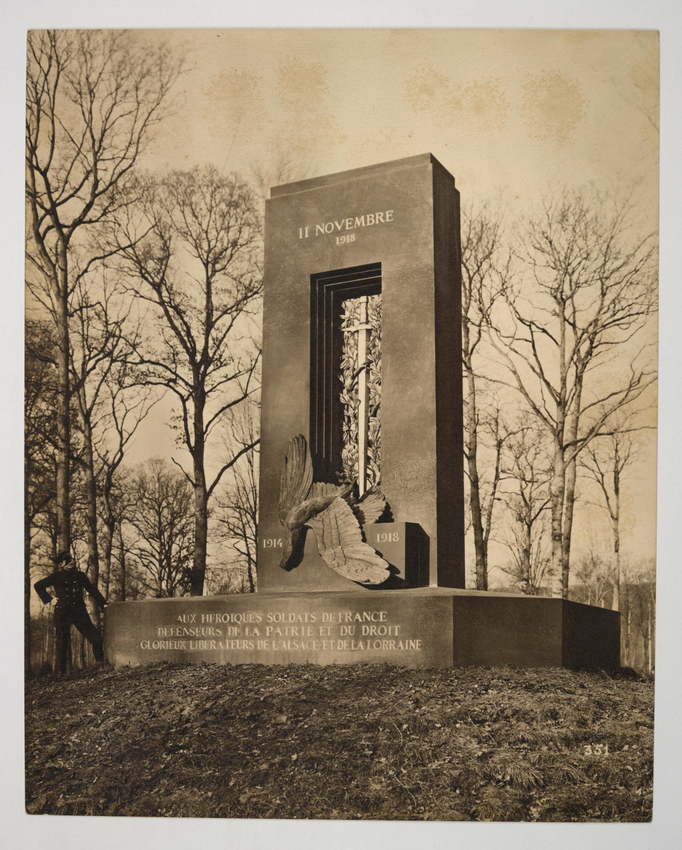 Compiègne, clairière de l'Armistice, Monument des Alsaciens-Lorrains et un ancien poilu défiguré - Anonyme