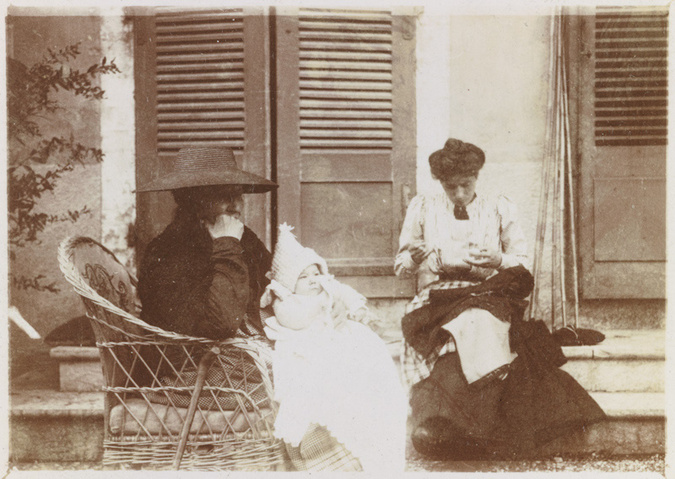 Mme Mertzdorff tenant Vivette sur ses genoux et Andrée Terrasse cousant - Pierre Bonnard