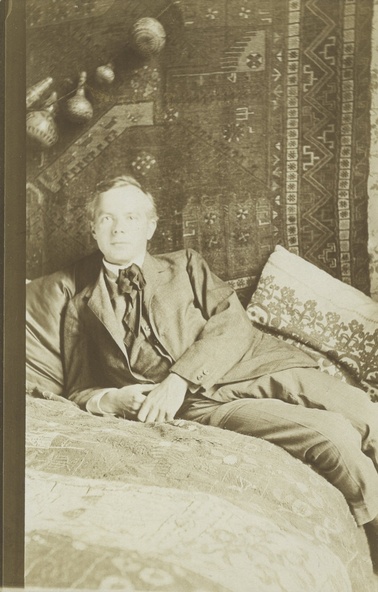 Anonyme-Béla Bartók chez lui avec des tentures au mur