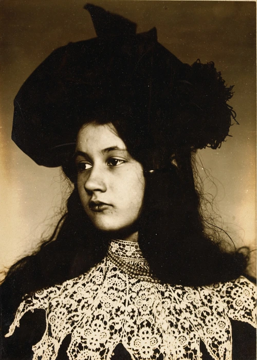 positif, Emile Zola, Denise au chapeau et col de dentelle, entre 1900 et 1902