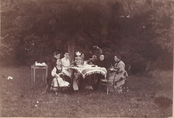 Anonyme-Goûter dans le jardin, Album de photographies de famille russe, Fol.11, recto