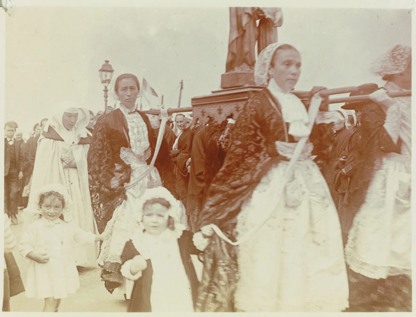Douarnenez, procession avec femmes portant une statue de la Vierge - Charles Augustin Lhermitte