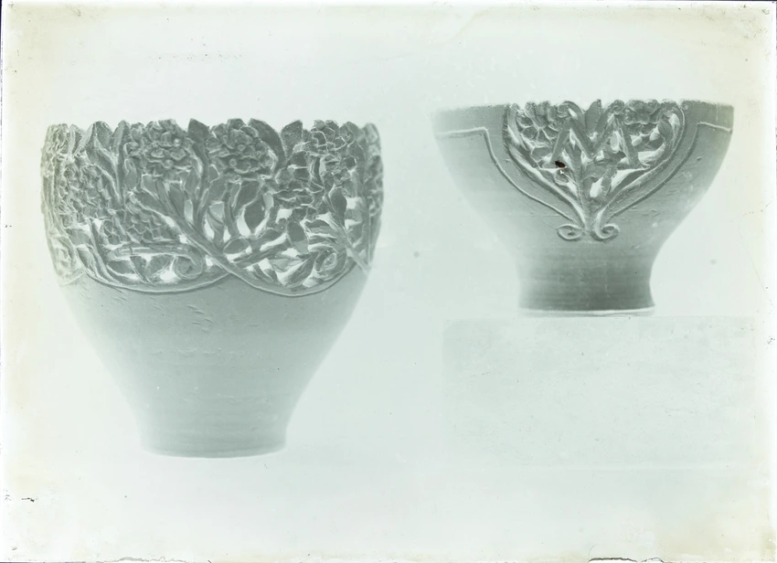 Deux pots de fleurs, un grand, un petit, ornés de motifs floraux - Auguste Delaherche