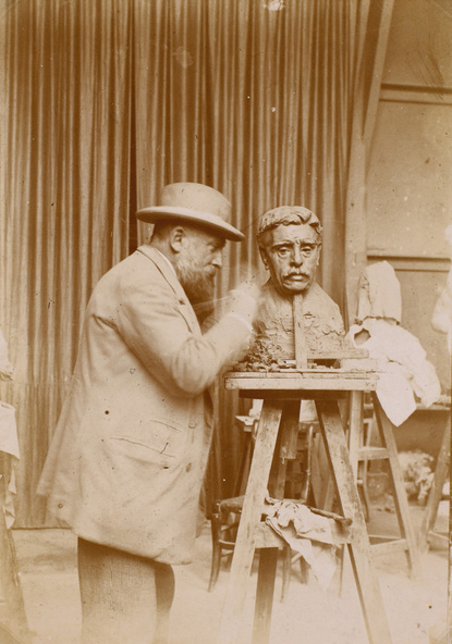 Anonyme-Rodin sculptant le buste de Falguière