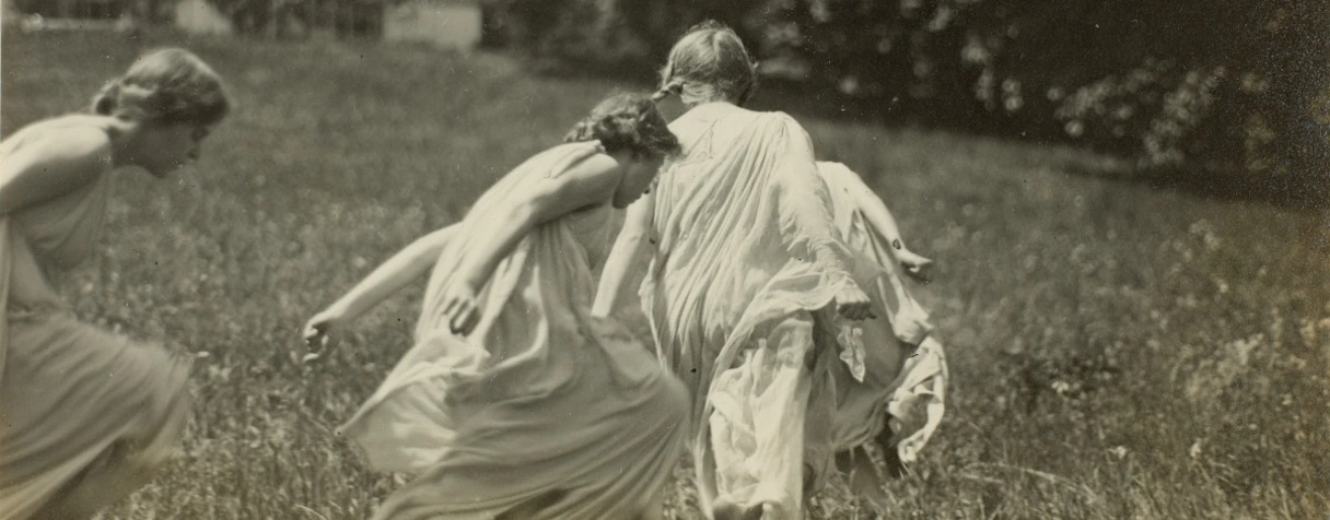 positif, Frédéric Boissonnas, Trois filles dansant dans un jardin, en 1913