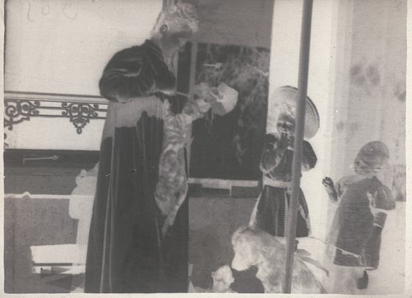 Pierre Bonnard-Un chat saute sur la robe d'Andrée Terrasse, Renée et Robert contemplent la scène
