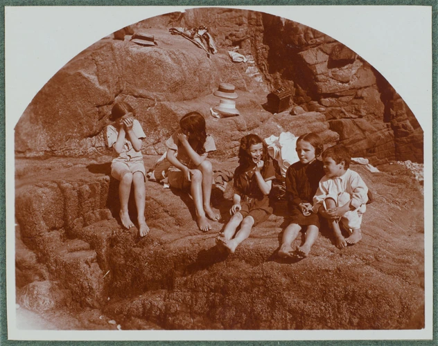 Douarnenez, enfants assis sur les rochers - Charles Augustin Lhermitte