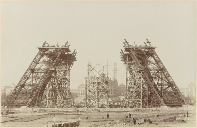 Les Piliers de la Tour Eiffel le 7 Déc. 1887 : Ils atteignent presque le niveau bas de la 1ère plate-forme. Un échafaudage se construit au centre. Au 2e plan : le palais du Trocadéro - Louis-Emile Durandelle
