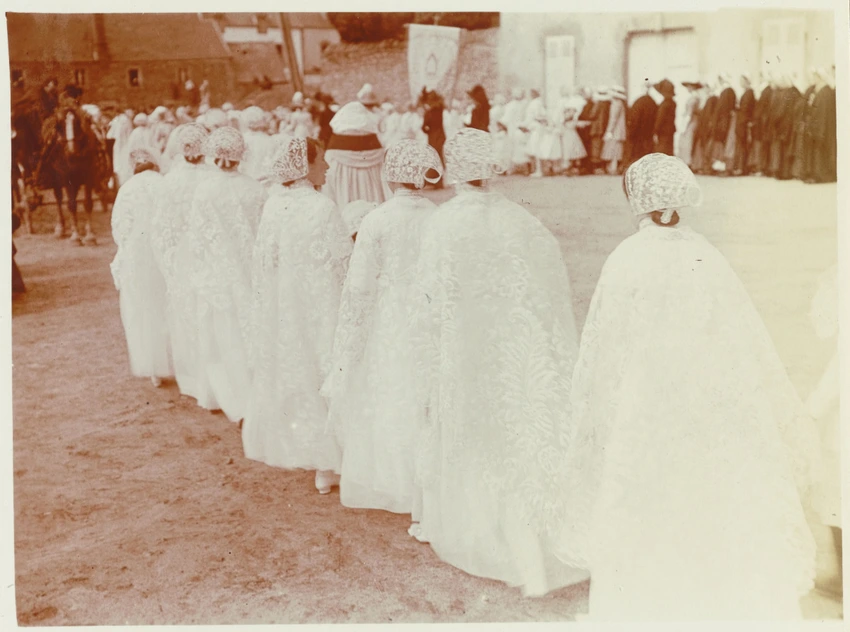 Douarnenez, procession de jeunes filles en blanc - Charles Augustin Lhermitte