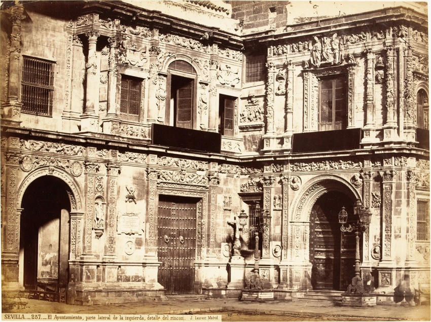 Sevilla, 257 : El ayuntamiento, parte lateral de izquierda, detalle del rincon - Juan Laurent
