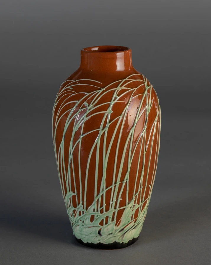 objet, Max Laüger, Vase à décors de tiges vert pâle sur fond rouge, vers 1897