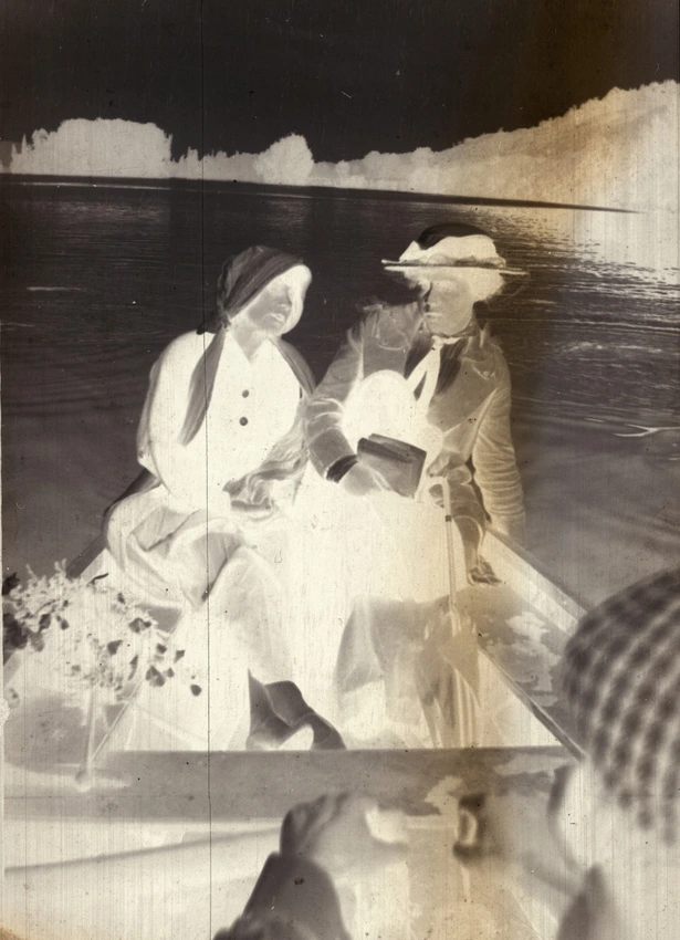 Marthe et les Godebski en barque : Marthe et Ida Godebski de face, au premier plan à droite, Cipa Godebski ramant - Pierre Bonnard