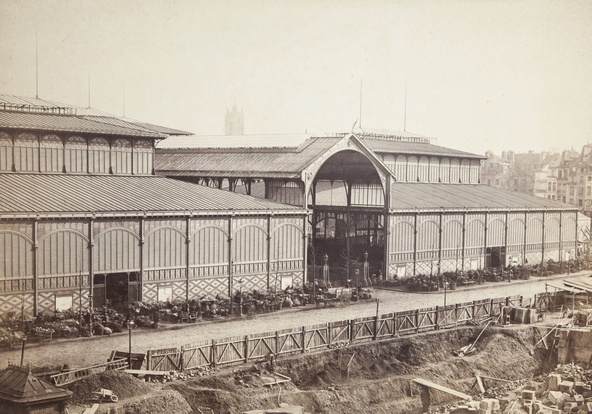 Charles Marville-Les Halles centrales. Vue prise pendant la construction des pavillons 5 et 6 (1855-