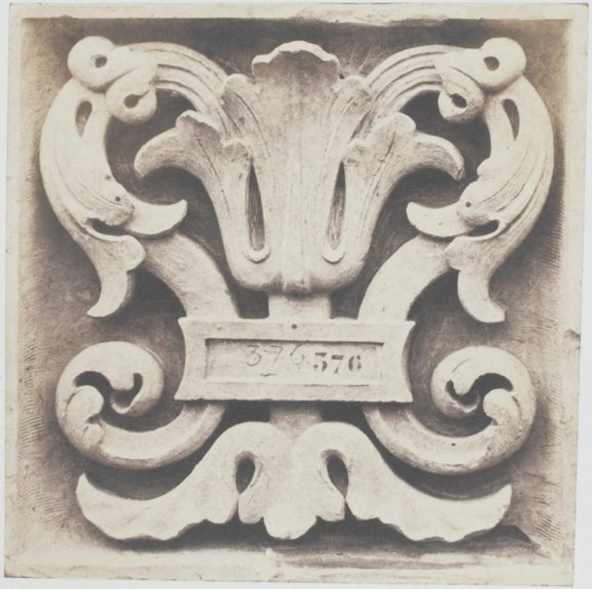 Elément du décor de la façade du pavillon de la Bibliothèque, palais du Louvre, Paris - Edouard Baldus