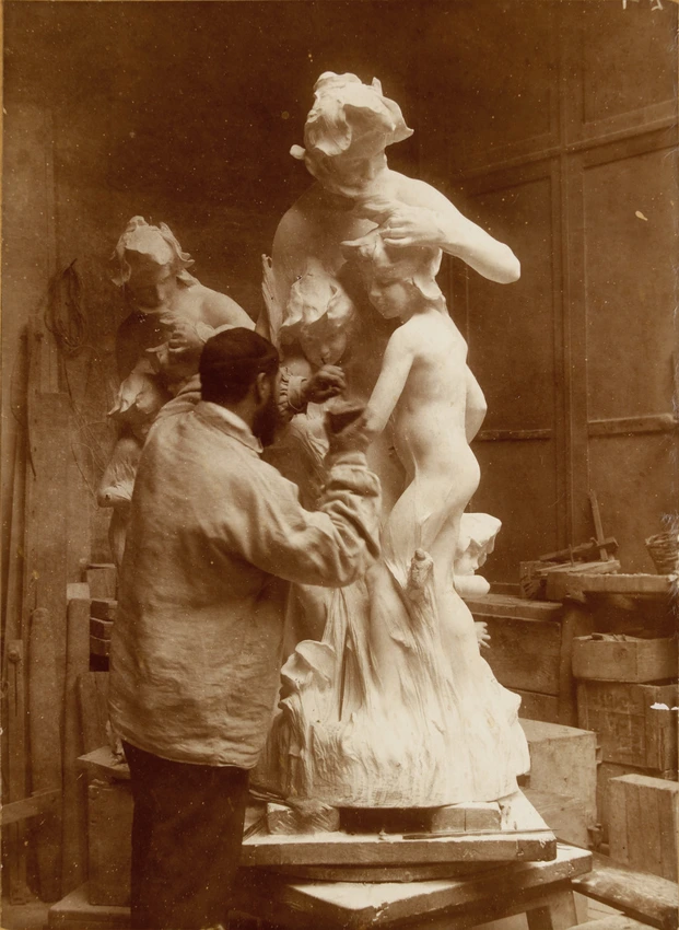 Raoul Larche au travail dans son atelier sur le groupe sculpté Les Violettes - Anonyme
