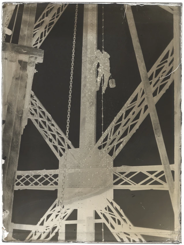 La Tour Eiffel. Peintre sur une corde à noeuds le long d'une poutre verticale, au-dessus d'un assemblage de poutres - Henri Rivière