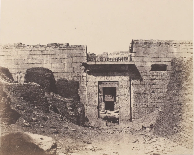 Médinet Abou, palais de Ramsès III, entrée de la première cour - John Beasley Greene