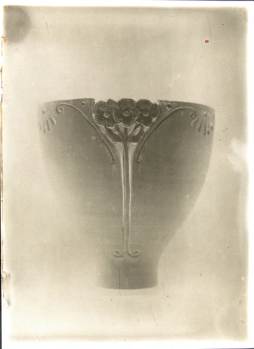 Pot orné de trois fleurs et de motifs en goutte d'eau, lignes, points - Auguste Delaherche