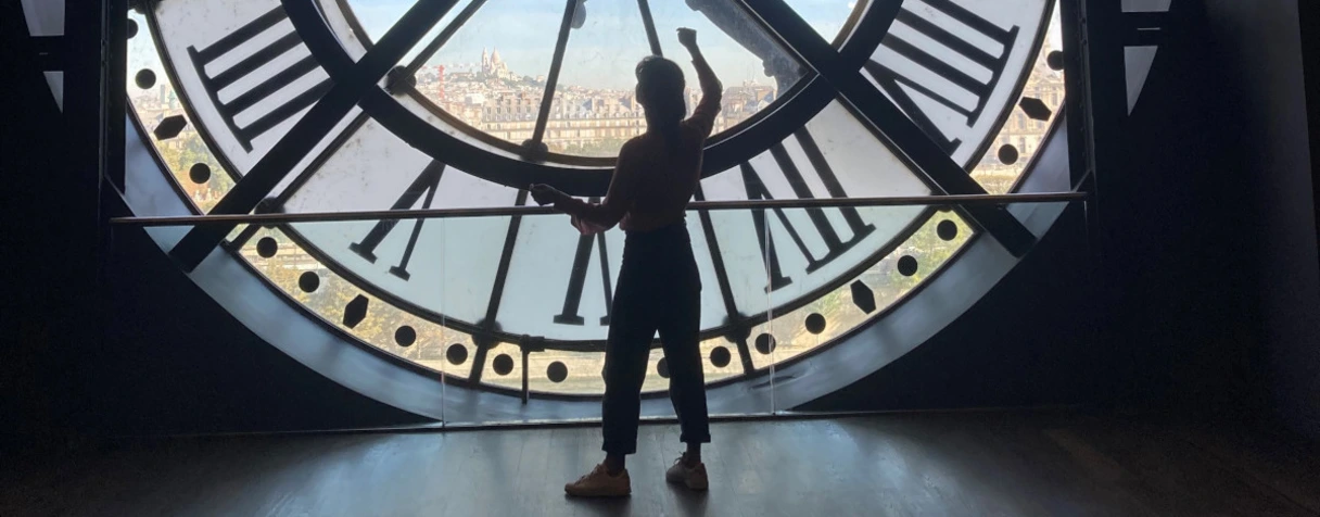 Pauline Caupenne, comédienne, devant l'horloge du musée d'Orsay