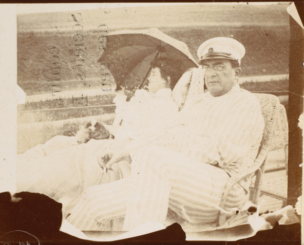 Pierre Bonnard-Misia et Edwards assis sur le pont du yacht Aimée