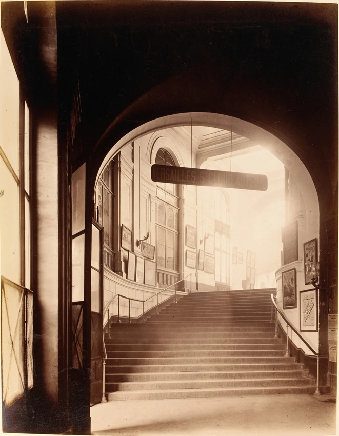 Gare Saint-Lazare : escalier de communication entre l'hémicycle de Saint-Germain et la grande salle des Pas perdus de la banlieue - Louis-Emile Durandelle