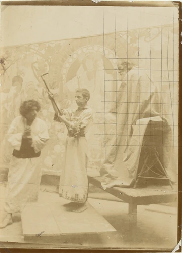 Modèles posant dans l'atelier de l'artiste (au fond, La Bosnie offrant ses produits à l'exposition, décor pour le pavillon de la Bosnie-Herzégovine à l'Exposition universelle de 1900) - Alphonse Mucha