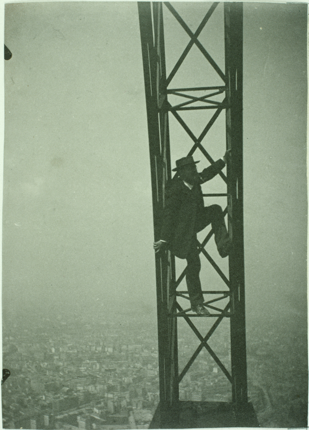 La Tour Eiffel - Visiteur assis dans le treillis d'une poutre du "Campanile" - Henri Rivière