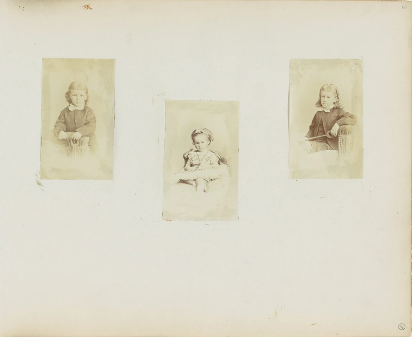 Trois portraits : petit garçon de face mains sur le dossier, petite fille assise, petit garçon assis main gauche appuyée sur le dossier - Georgiana Louisa Berkeley