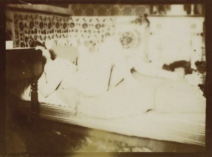 Marthe couchée sur le dos, les jambes relevées, le visage dissimulé en partie par une table - Pierre Bonnard