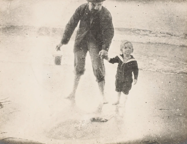 Maurice Denis tenant par la main Noële, sur la plage de Trestrignel, Perros-Guirec (Côtes-d'Armor) - Marthe Denis