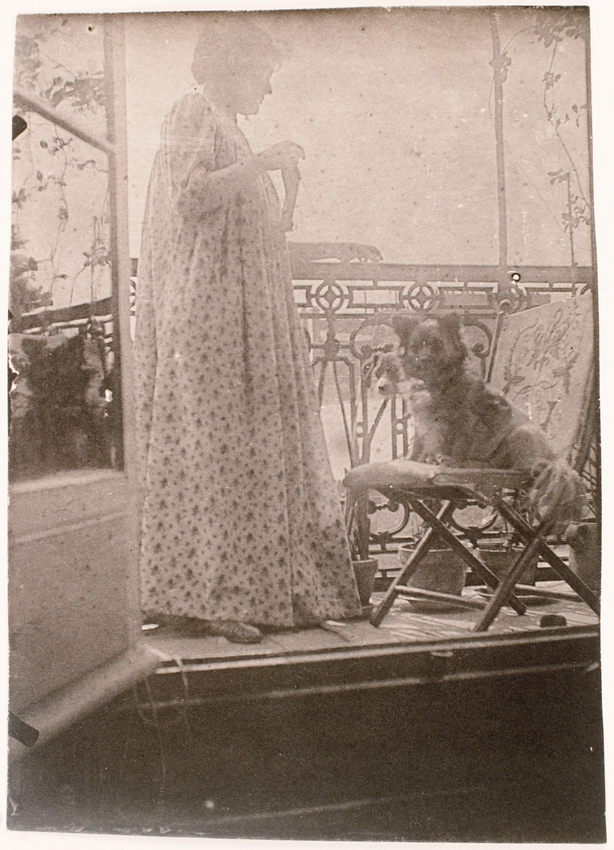 Madame Rivière debout sur un balcon en compagnie d'un chien (photographie prise de intérieur de l'appartement) - Henri Rivière