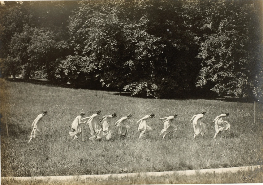 Neuf filles dansant dans un jardin - Frédéric Boissonnas