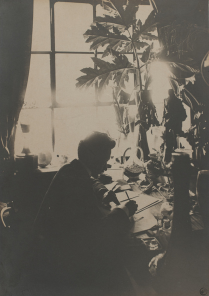 Anonyme-Emile Gallé écrivant à sa table de travail dans son bureau, 27 avenue de la Garenne