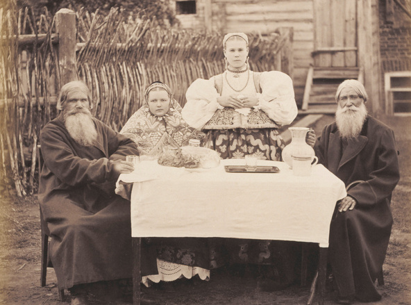 Ivan Raoult-Famille rassemblée en costume traditionnel, gouvernement d'Orel