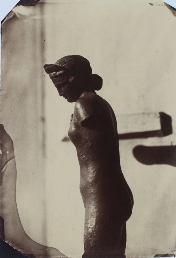 Statue, déesse grecque de profil, sans bras gauche - Henry Sauvaire