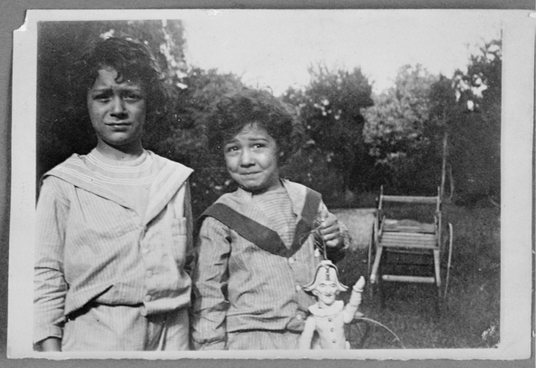 Pierre Bonnard-Jean et Charles tenant un polichinelle