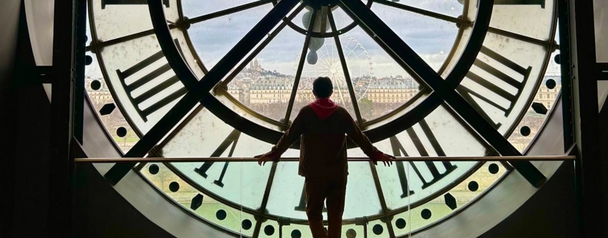 Albin de la Simone devant la grande horloge du musée d'Orsay
