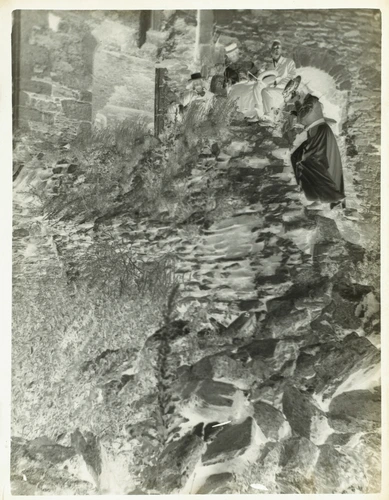 Groupe de personnes devant des ruines, tour Chalucet - Paul Haviland