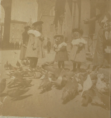 Noële, Anne-Marie et Bernadette nourrissant les pigeons devant les Offices, Florence (Italie) - Maurice Denis