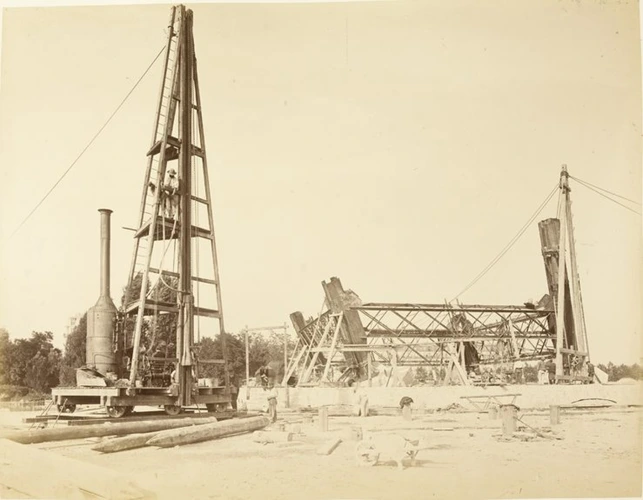 Ouvriers au travail sur la pile n°2. Le 18 juillet 1887 - Louis-Emile Durandelle