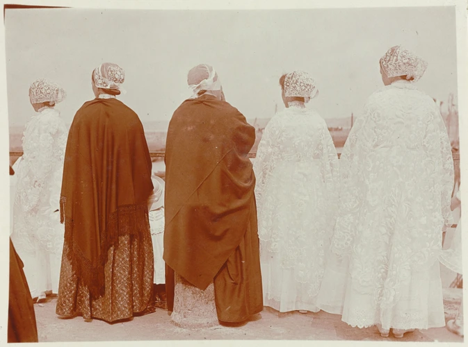 Douarnenez, quatre femmes devant un parapet - Charles Augustin Lhermitte