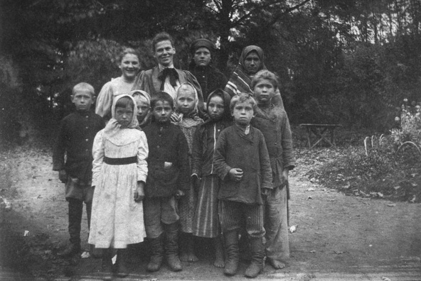 Sophie Tolstoï-Maria et Alexandra Tolstoï avec les enfants des paysans d'Iasnaïa Poliana