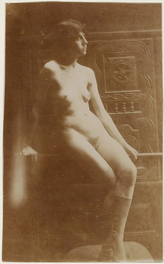 Femme nue assise sur une barre, de face - François-Rupert Carabin