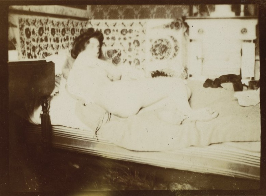 Marthe allongée sur le côté gauche, vue de dos, visage relevé - Pierre Bonnard