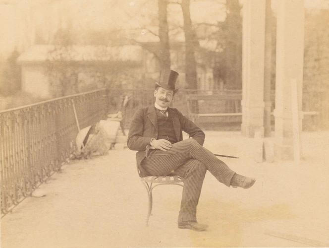 Adolphe Salles assis dans un fauteuil métallique, sur la terrasse du Clos des Bruyères - Gustave Eiffel