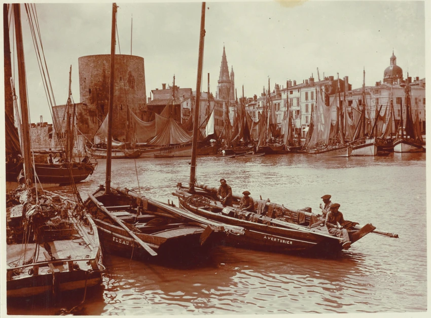 La Rochelle, marins sur un bateau dans le port, et la tour de la Chaîne - Charles Augustin Lhermitte