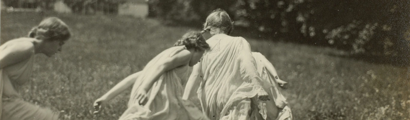 positif, Frédéric Boissonnas, Trois filles dansant dans un jardin, en 1913