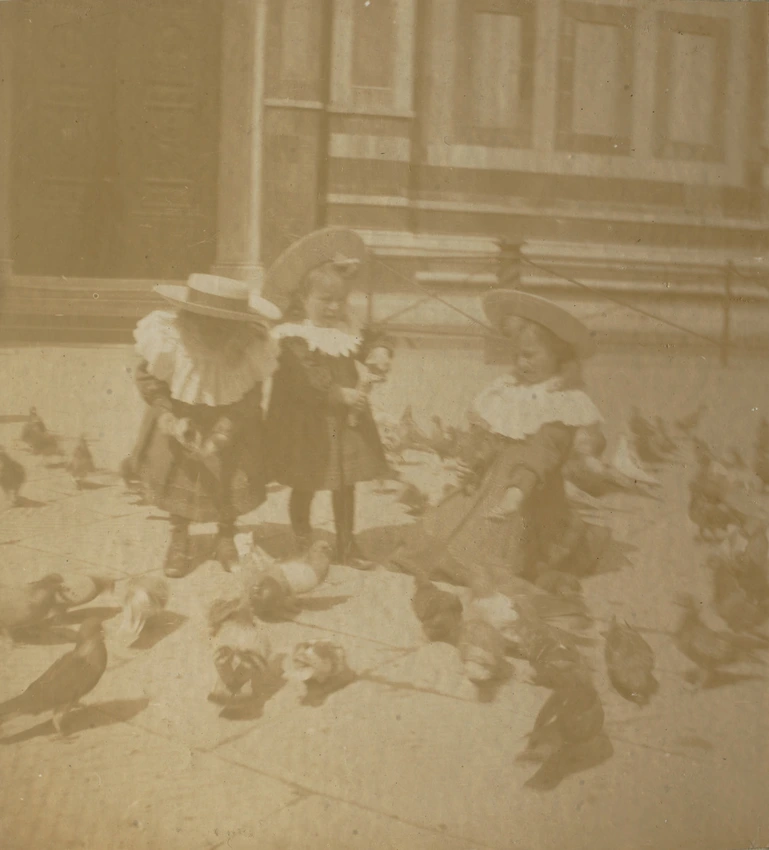 Bernadette, Anne-Marie et Noële, à genoux, nourrissant les pigeons devant le Dôme, Florence (Italie) - Maurice Denis