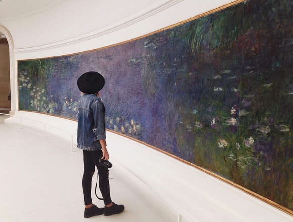 Visiteuse regardant les Nymphéas, Matin (Claude Monet, vers 1915-1926, Paris, Musée de l'Orangerie, salle 1, mur sud)